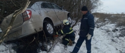 У Хмільницькому районі витягували автомобіль, який злетів у кювет