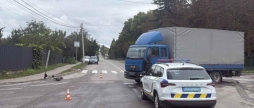 У Хмільнику водій вантажівки збив на перехресті 70-річного самокатника