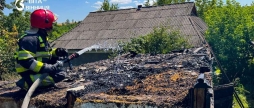 У Ладижині рятувальники евакуювали 15 людей через пожежу в коморі