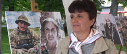 У пам'ять про полеглих Захисників Маріуполя матері Героїв відкрили у центрі Вінниці фотовиставку