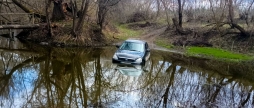 У Погребищенській громаді водій хотів перетнути річку на авто та застряг посеред водойми
