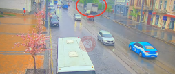 У самісінькому центрі Вінниці вантажівка пошкодила дерево