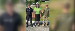 У спідниці та перуці за кордон: 44-річний чоловік переодягнувся в жінку, аби втекти з України