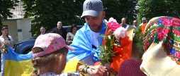 У Тростянецькій громаді квітами зустріли земляка, який повернувся з полону