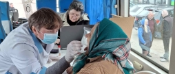 У центрі Тиврова медики організували вакцинацію та перевірку здоров'я усім охочим