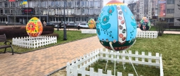 У центрі Вінниці традиційно встановили 14 писанок - яскравий символ Великодня