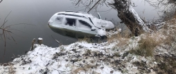 У Вінниці автомобіль Duster злетів з дороги у водойму - водій загинув на місці