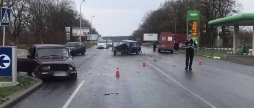 У місті Бар водій Mercedes зіткнувся одразу з двома ВАЗами