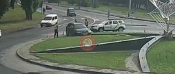 У Вінниці авто на круговому перехресті потрощило елементи благоустрою