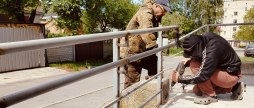 У Вінниці біля житлового будинку на Дмитра Білоконя встановлюють пандус