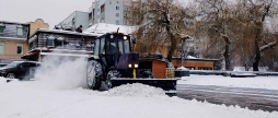 У Вінниці комунальники розчищають територію від снігу, готуються до морозів