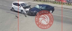 У Вінниці на перехресті зіткнулись два автомобілі