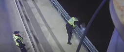 У Вінниці патрульні та нацгвардійці врятували жінку, яка намагалася стрибнути з Київського мосту