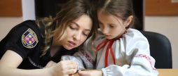 У Вінниці працівники ювенальної превенції разом із дітками виготовили український оберіг