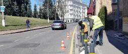 У Вінниці продовжують встановлювати нові та ремонтують наявні обмежувальні стовпчики