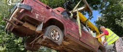 У Вінниці прибрали занедбаний ВАЗ, авто п'ять років вростало у грунт біля дитячого садочка