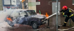 У Вінниці рятувальники ліквідували пожежу легковика