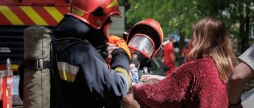 У Вінниці рятувальники вивели з охопленого димом під'їзду немовля та врятували літню жінку