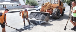 У Вінниці усувають асфальтові напливи, які утворила на дорогах аномальна літня спека