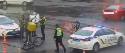 У Вінниці велосипедиста служби доставки збило попутне авто