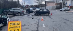 У Вінниці водій автомобіля Audi на повороті протаранив Renault