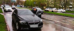 У Вінниці водій BMW напав на жінку-інспекторку, коли отримав штраф за неправильне паркування