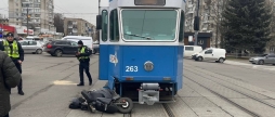 У Вінниці водій скутера на повороті в'їхав у трамвай