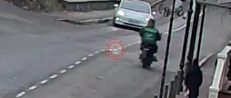 У Вінниці водій Tesla збив мотоцикліста зі служби доставки
