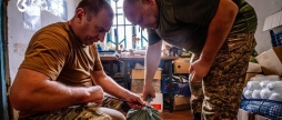У вінницькій бригаді показали як щодня збирають посилки для бійців на позиціях