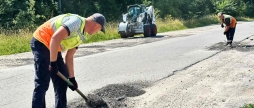 У Вінницьких Хуторах почали ямковий ремонт дороги