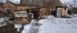 У Вінницьких Хуторах жінка зливава рідкі відходи на власне подвір’я