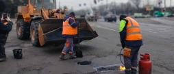 Усувають найкритичніші пошкодження до початку основних ремонтів доріг Вінниці
