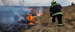 В Гніванській громаді під час спалювання трави постраждав 74-річний чоловік