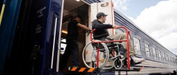 В Україні з'явився перший безбар’єрний вагон для груп пасажирів на кріслі колісному