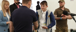 Вадим Міщенко попри нестерпний біль від хвороби виготовляє бліндажні свічки для Нацгвардії