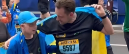Від трагедії у Вінниці до фінішу в Бостоні незламний Ромчик Олексів пробіг марафон заради порятунку дітей