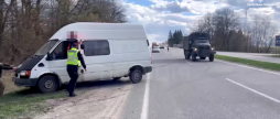 Вінницькі патрульні разом з військовими допомогли водієві, який злетів у кювет