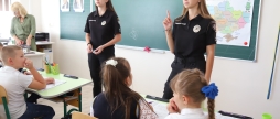 Вінницькі поліцейські завітали у школи, аби нагадати діткам правила безпеки