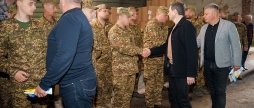 Вінницька громада передала чергову партію дронів, сухих душів та паливозаправник для двох бригад