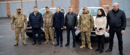Вінницька громада передала три позашляховики двом бригадам на передову