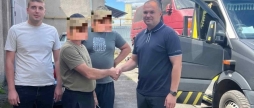 Вінницькі митники передали військовим конфіскований мікроавтобус