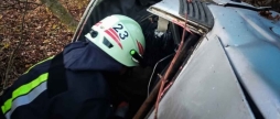 Вінницькі рятувальники деблокували неповнолітнього водія з понівеченого авто