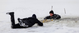 Вінницькі рятувальники продемонстрували як не загинути у крижаній пастці
