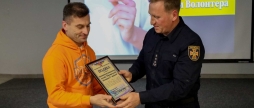 Вінницькі волонтери отримали подяки від рятувальтників, яких вони пдтримують