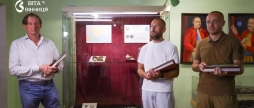 Військовослужбовець, лікар і волонтер подарували Вінницькому музею середньовічний скарб