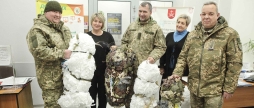 Військовим передали павербанки та сітки, сплетені підопічними Вінницького терцентру