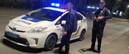 Вночі двоє п'яних хуліганів побили вікно у вінницькій багатоповерхівці