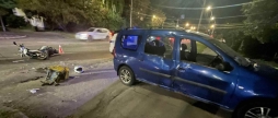 Вночі у Вінниці неповнолітній скутерист служби доставки протаранив авто