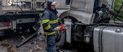 Водія затисло в кабіні вантажівки, ще один травмувався у Вінниці ДТП на мокрих дорогах