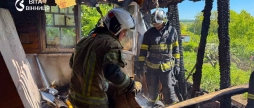 Вогонь знищив дах та автівку за добу рятувальники Вінниччини ліквідували шість пожеж у житловому секторі